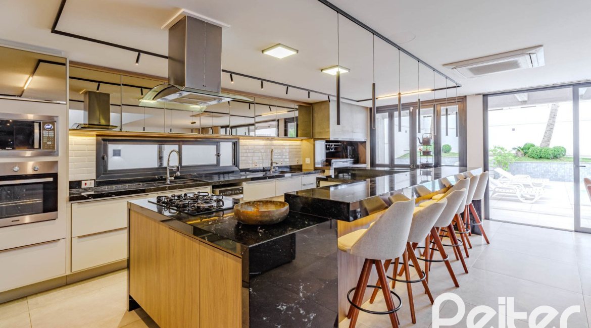 Casa à venda com 380m², 4 dormitórios, 4 suítes, 4 vagas, no bairro Vila Assunção em Porto Alegre