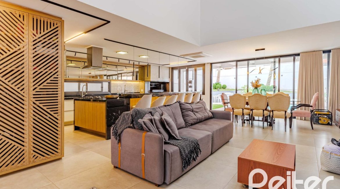 Casa à venda com 380m², 4 dormitórios, 4 suítes, 4 vagas, no bairro Vila Assunção em Porto Alegre