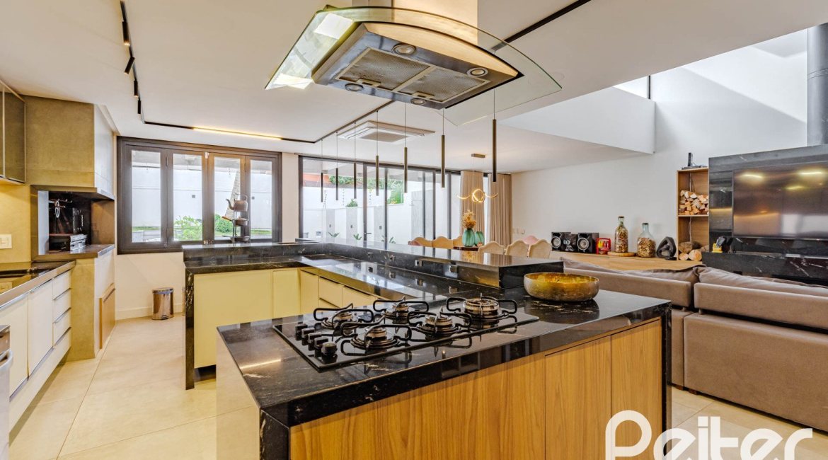 Casa à venda com 380m², 4 dormitórios, 4 suítes, 4 vagas, no bairro Vila Assunção em Porto Alegre