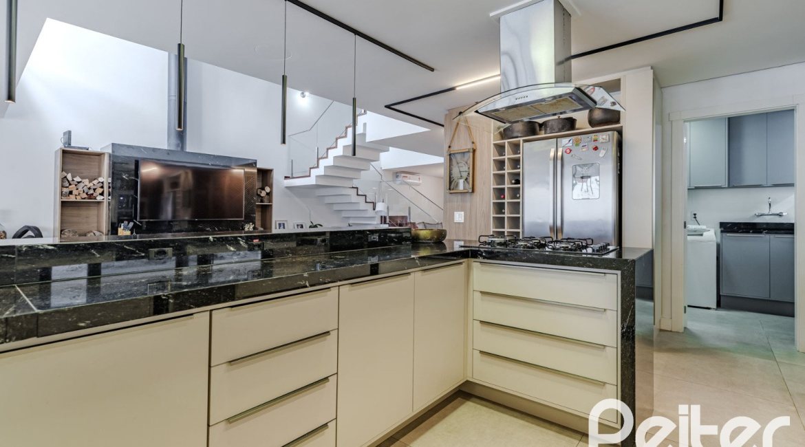 Casa à venda com 380m², 4 dormitórios, 4 suítes, 4 vagas, no bairro Vila Assunção em Porto Alegre