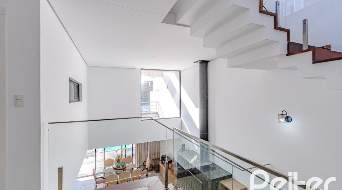 Casa à venda com 380m², 4 dormitórios, 4 suítes, 4 vagas, no bairro Vila Assunção em Porto Alegre