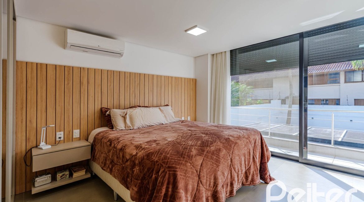 Casa à venda com 380m², 4 dormitórios, 4 suítes, 4 vagas, no bairro Vila Assunção em Porto Alegre