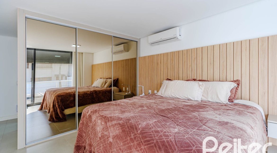 Casa à venda com 380m², 4 dormitórios, 4 suítes, 4 vagas, no bairro Vila Assunção em Porto Alegre