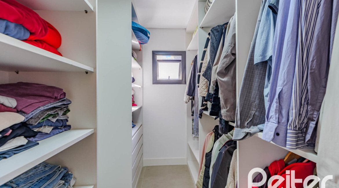 Casa à venda com 380m², 4 dormitórios, 4 suítes, 4 vagas, no bairro Vila Assunção em Porto Alegre