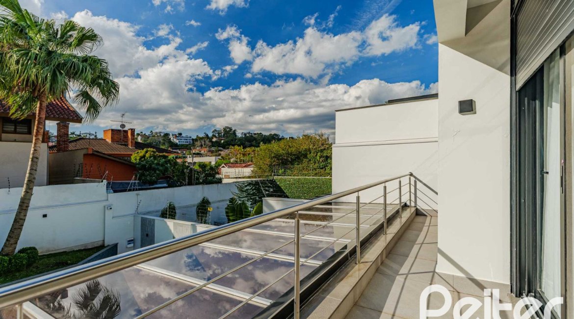 Casa à venda com 380m², 4 dormitórios, 4 suítes, 4 vagas, no bairro Vila Assunção em Porto Alegre