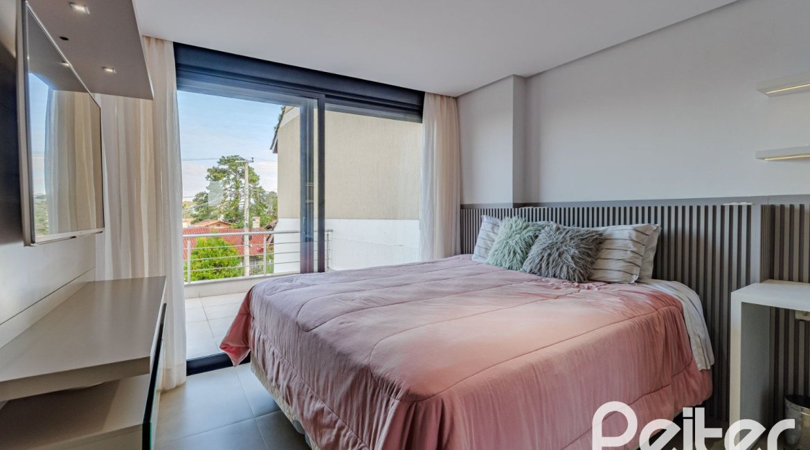 Casa à venda com 380m², 4 dormitórios, 4 suítes, 4 vagas, no bairro Vila Assunção em Porto Alegre