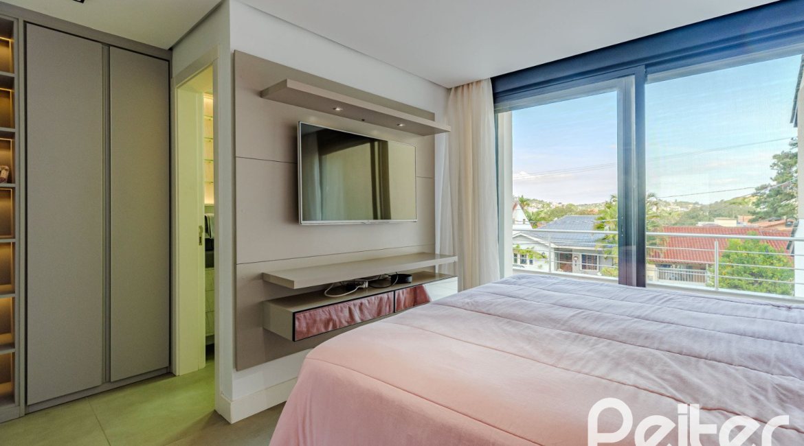 Casa à venda com 380m², 4 dormitórios, 4 suítes, 4 vagas, no bairro Vila Assunção em Porto Alegre