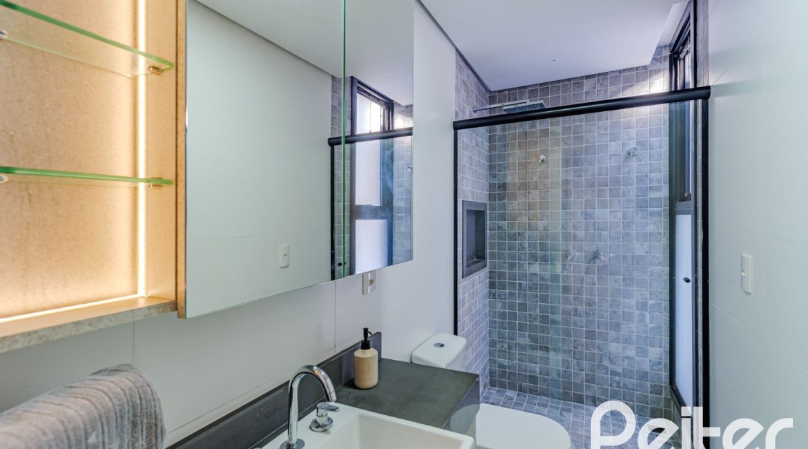 Casa à venda com 380m², 4 dormitórios, 4 suítes, 4 vagas, no bairro Vila Assunção em Porto Alegre