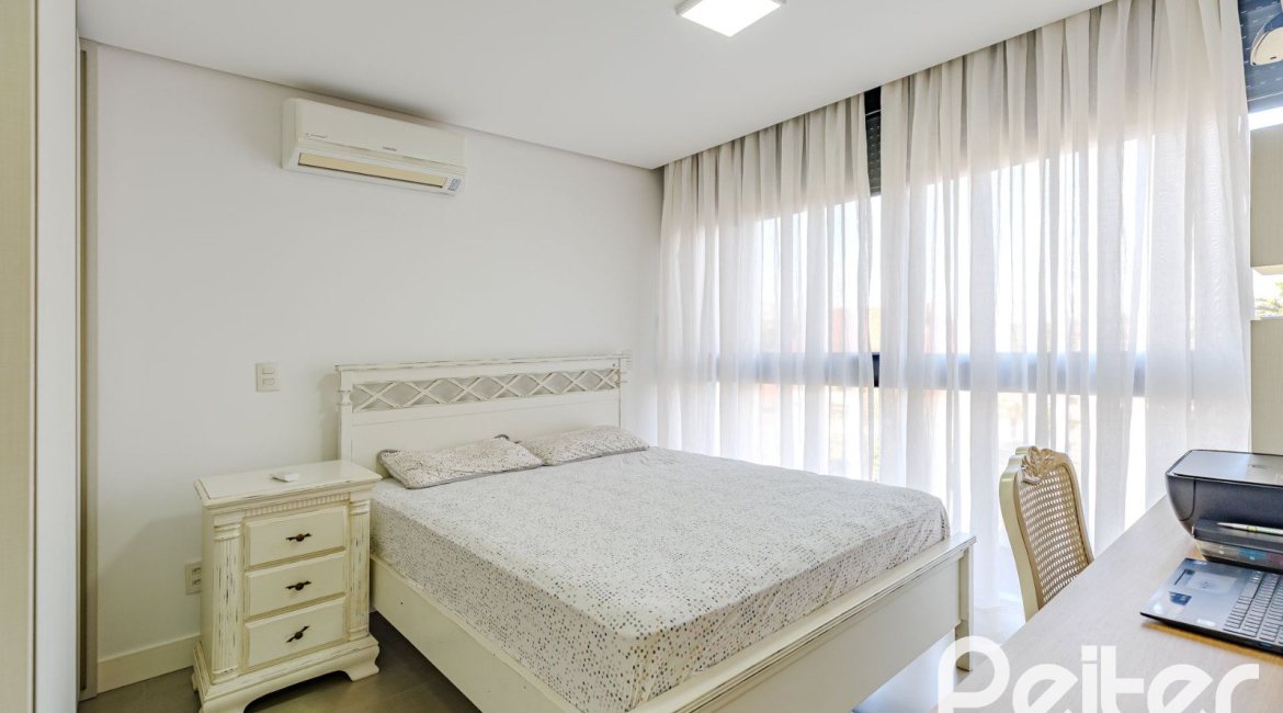 Casa à venda com 380m², 4 dormitórios, 4 suítes, 4 vagas, no bairro Vila Assunção em Porto Alegre