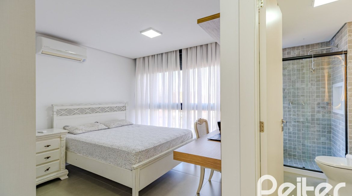 Casa à venda com 380m², 4 dormitórios, 4 suítes, 4 vagas, no bairro Vila Assunção em Porto Alegre