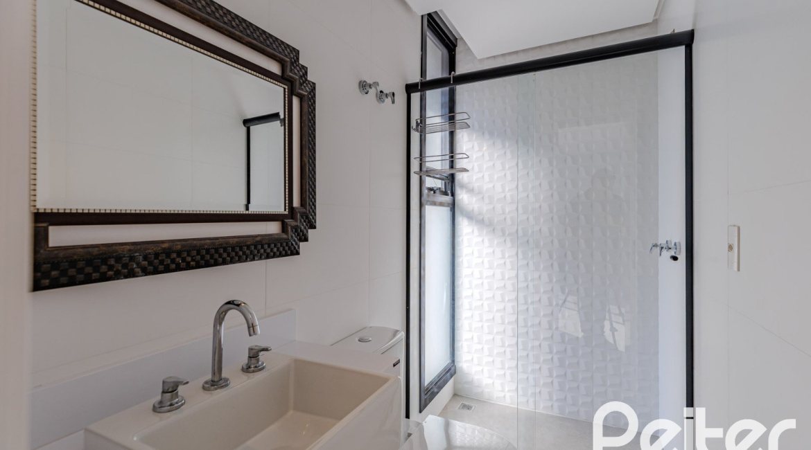 Casa à venda com 380m², 4 dormitórios, 4 suítes, 4 vagas, no bairro Vila Assunção em Porto Alegre