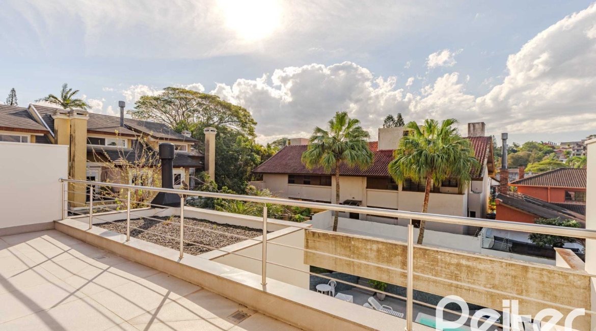 Casa à venda com 380m², 4 dormitórios, 4 suítes, 4 vagas, no bairro Vila Assunção em Porto Alegre