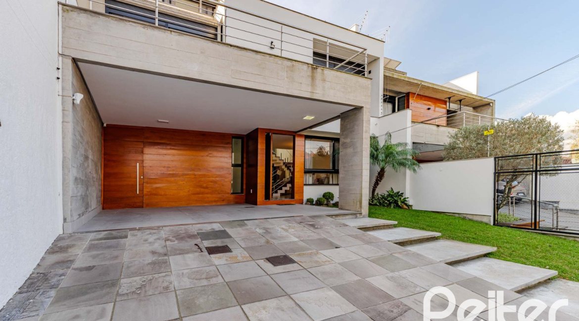Casa à venda com 380m², 4 dormitórios, 4 suítes, 4 vagas, no bairro Vila Assunção em Porto Alegre