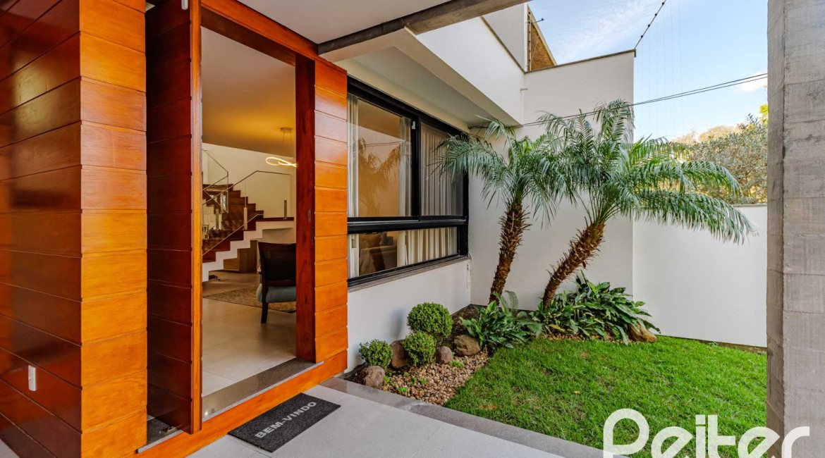 Casa à venda com 380m², 4 dormitórios, 4 suítes, 4 vagas, no bairro Vila Assunção em Porto Alegre