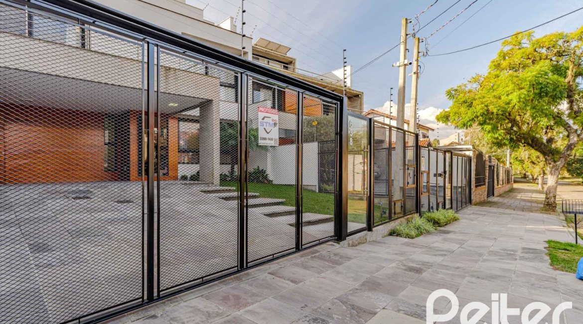 Casa à venda com 380m², 4 dormitórios, 4 suítes, 4 vagas, no bairro Vila Assunção em Porto Alegre