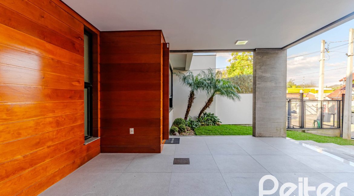 Casa à venda com 380m², 4 dormitórios, 4 suítes, 4 vagas, no bairro Vila Assunção em Porto Alegre