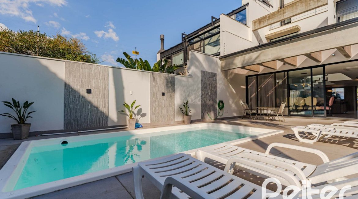 Casa à venda com 380m², 4 dormitórios, 4 suítes, 4 vagas, no bairro Vila Assunção em Porto Alegre