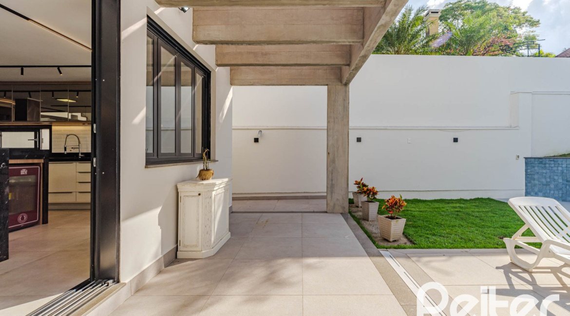 Casa à venda com 380m², 4 dormitórios, 4 suítes, 4 vagas, no bairro Vila Assunção em Porto Alegre
