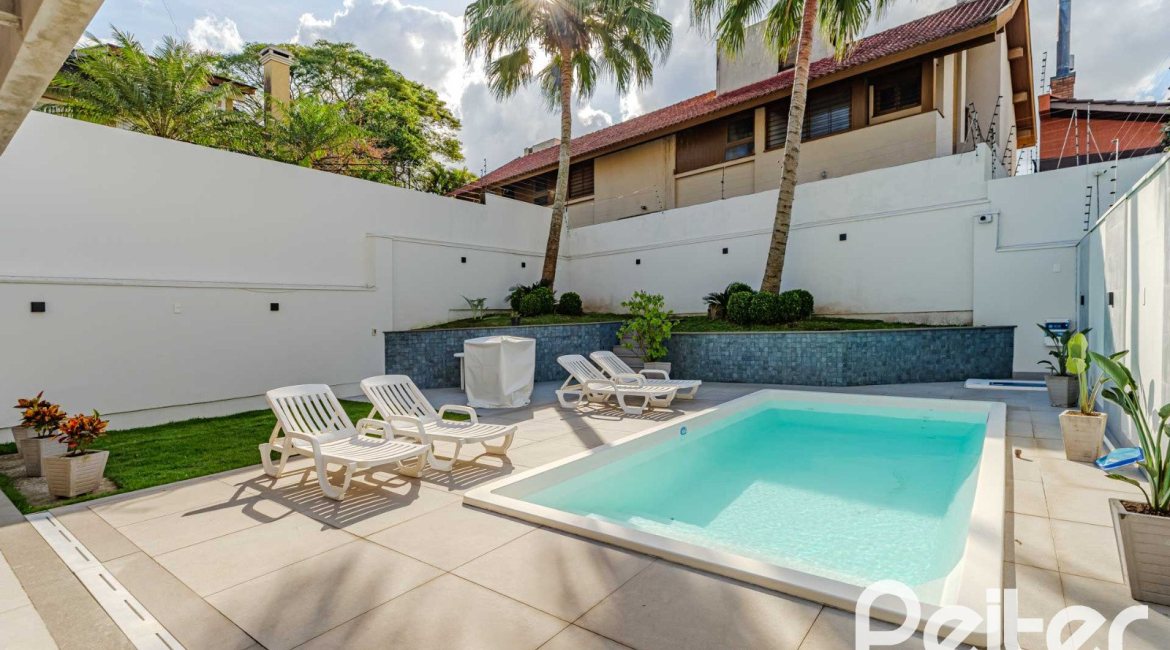 Casa à venda com 380m², 4 dormitórios, 4 suítes, 4 vagas, no bairro Vila Assunção em Porto Alegre