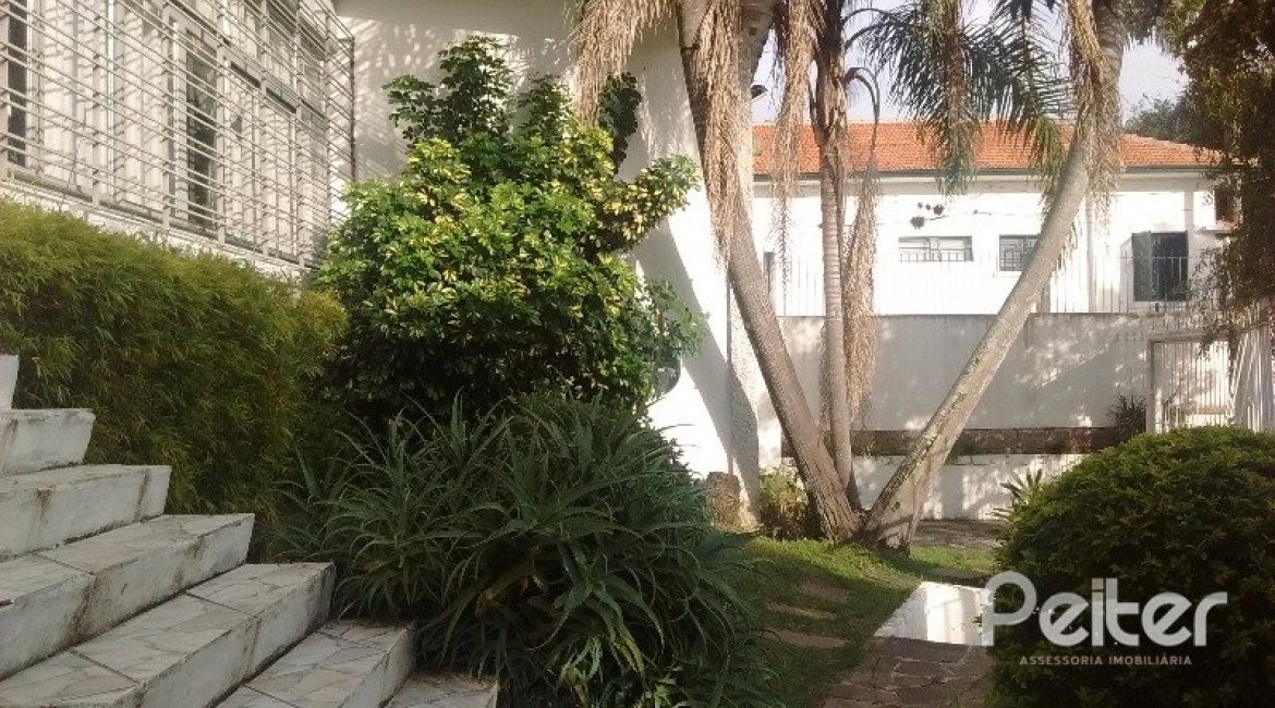 Casa à venda com 200m², 3 dormitórios, 1 suíte, 2 vagas, no bairro Tristeza em Porto Alegre