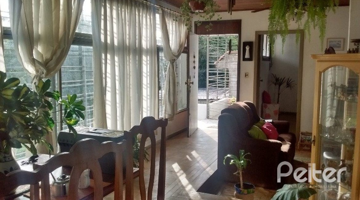 Casa à venda com 200m², 3 dormitórios, 1 suíte, 2 vagas, no bairro Tristeza em Porto Alegre