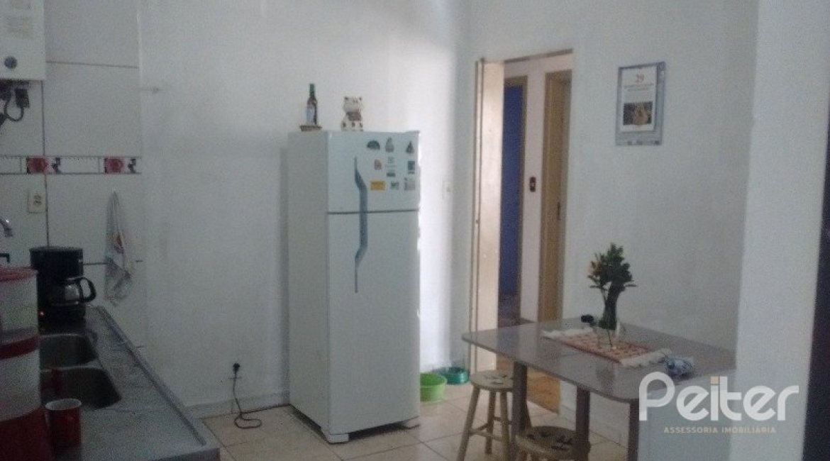 Casa à venda com 200m², 3 dormitórios, 1 suíte, 2 vagas, no bairro Tristeza em Porto Alegre