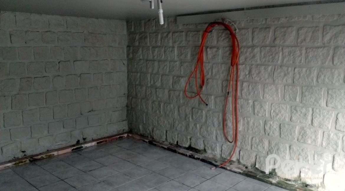 Casa à venda com 200m², 3 dormitórios, 1 suíte, 2 vagas, no bairro Tristeza em Porto Alegre