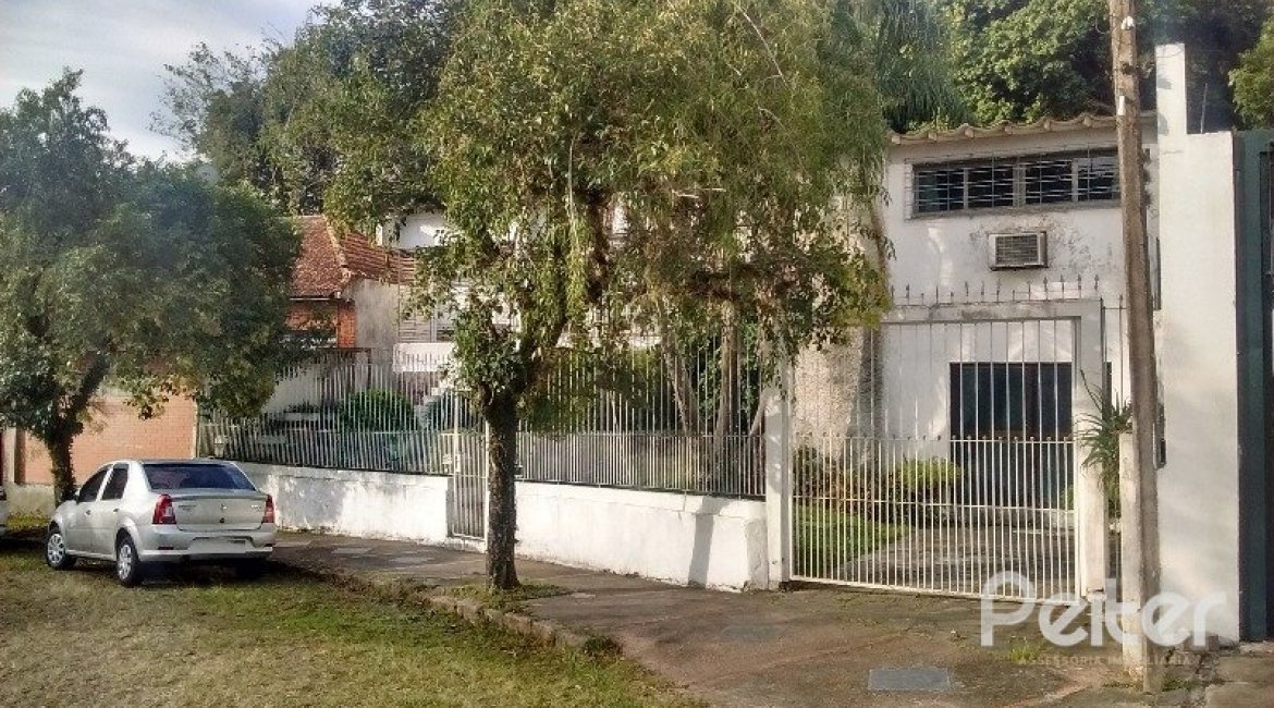 Casa à venda com 200m², 3 dormitórios, 1 suíte, 2 vagas, no bairro Tristeza em Porto Alegre