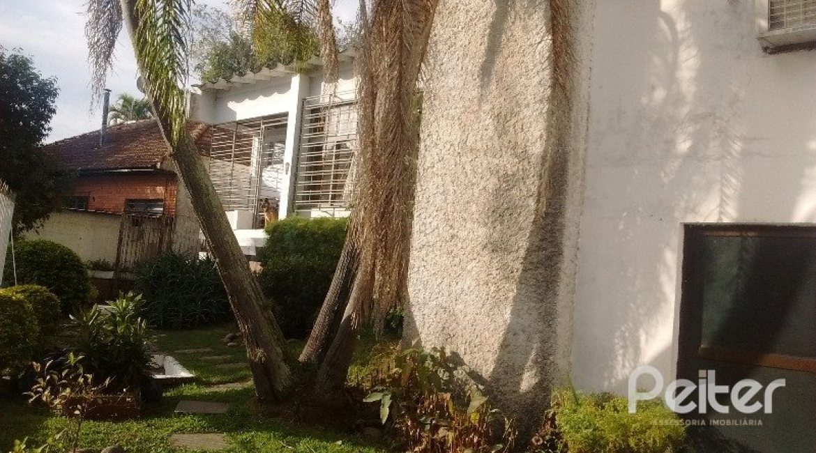 Casa à venda com 200m², 3 dormitórios, 1 suíte, 2 vagas, no bairro Tristeza em Porto Alegre