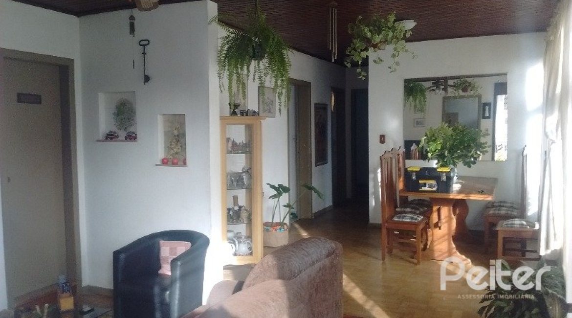 Casa à venda com 200m², 3 dormitórios, 1 suíte, 2 vagas, no bairro Tristeza em Porto Alegre