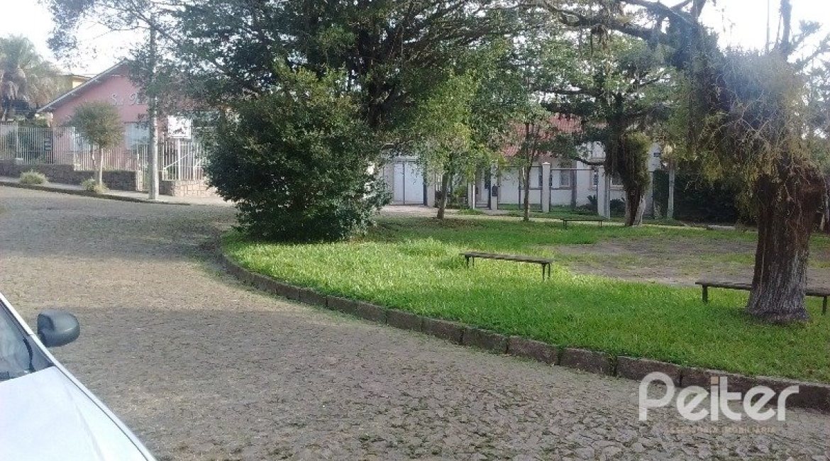 Casa à venda com 200m², 3 dormitórios, 1 suíte, 2 vagas, no bairro Tristeza em Porto Alegre