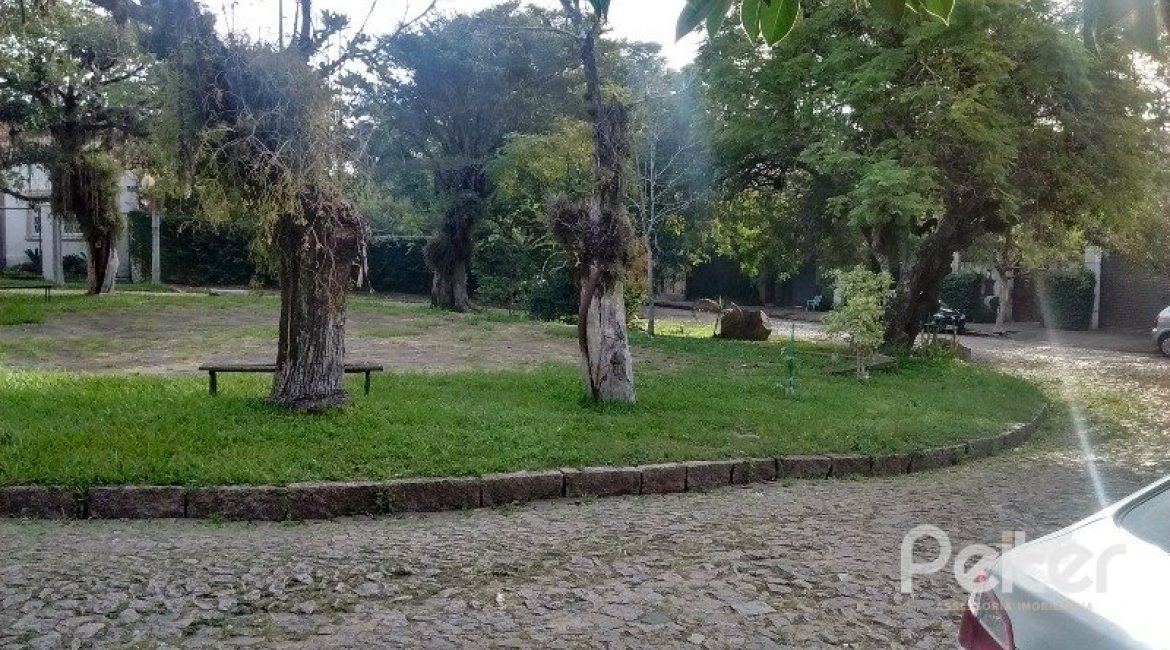 Casa à venda com 200m², 3 dormitórios, 1 suíte, 2 vagas, no bairro Tristeza em Porto Alegre