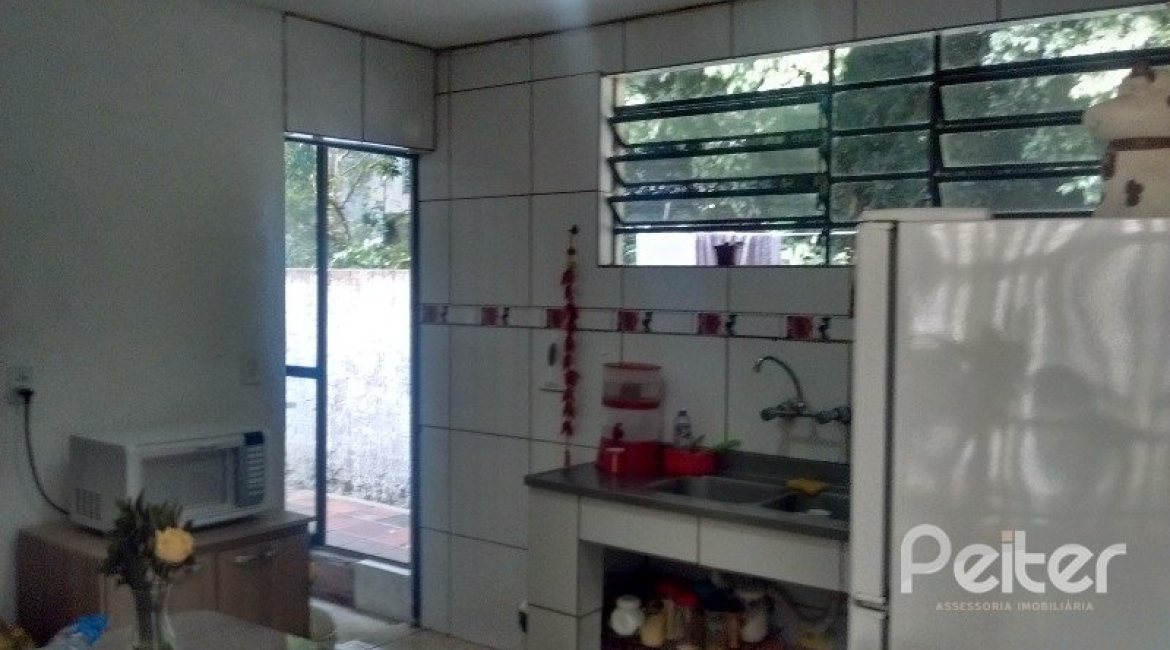 Casa à venda com 200m², 3 dormitórios, 1 suíte, 2 vagas, no bairro Tristeza em Porto Alegre