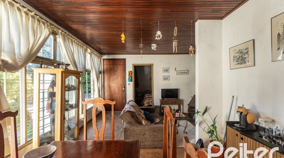 Casa à venda com 200m², 3 dormitórios, 1 suíte, 2 vagas, no bairro Tristeza em Porto Alegre