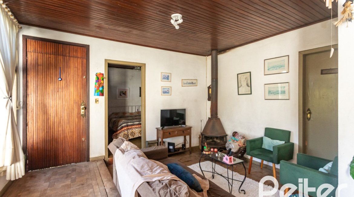 Casa à venda com 200m², 3 dormitórios, 1 suíte, 2 vagas, no bairro Tristeza em Porto Alegre