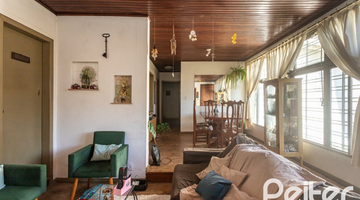 Casa à venda com 200m², 3 dormitórios, 1 suíte, 2 vagas, no bairro Tristeza em Porto Alegre