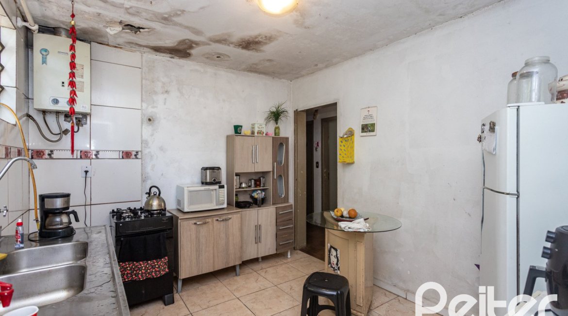 Casa à venda com 200m², 3 dormitórios, 1 suíte, 2 vagas, no bairro Tristeza em Porto Alegre