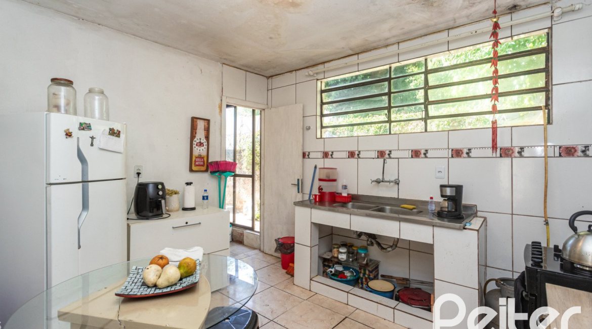 Casa à venda com 200m², 3 dormitórios, 1 suíte, 2 vagas, no bairro Tristeza em Porto Alegre