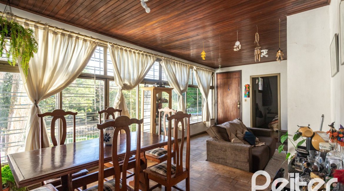 Casa à venda com 200m², 3 dormitórios, 1 suíte, 2 vagas, no bairro Tristeza em Porto Alegre