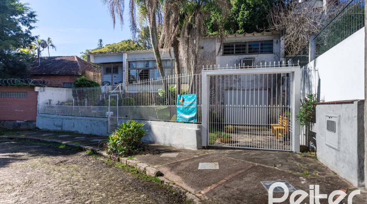 Casa à venda com 200m², 3 dormitórios, 1 suíte, 2 vagas, no bairro Tristeza em Porto Alegre