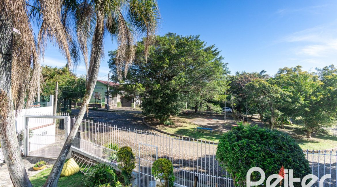 Casa à venda com 200m², 3 dormitórios, 1 suíte, 2 vagas, no bairro Tristeza em Porto Alegre