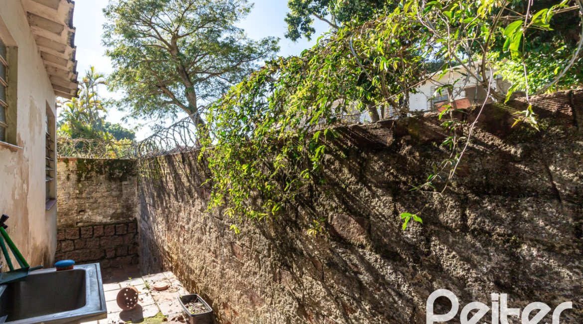 Casa à venda com 200m², 3 dormitórios, 1 suíte, 2 vagas, no bairro Tristeza em Porto Alegre