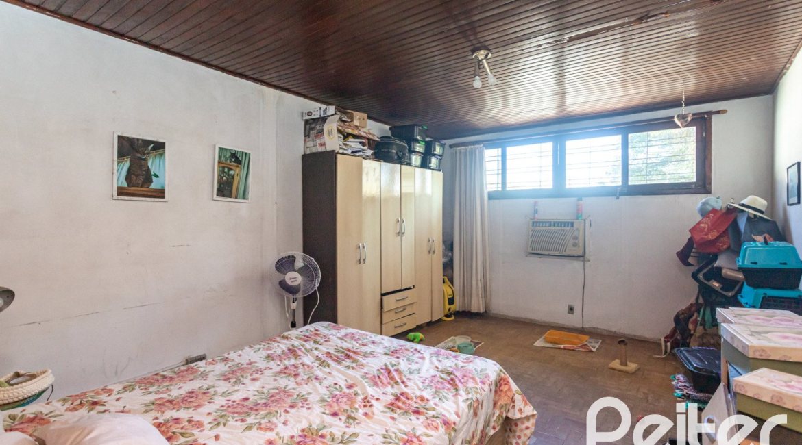 Casa à venda com 200m², 3 dormitórios, 1 suíte, 2 vagas, no bairro Tristeza em Porto Alegre