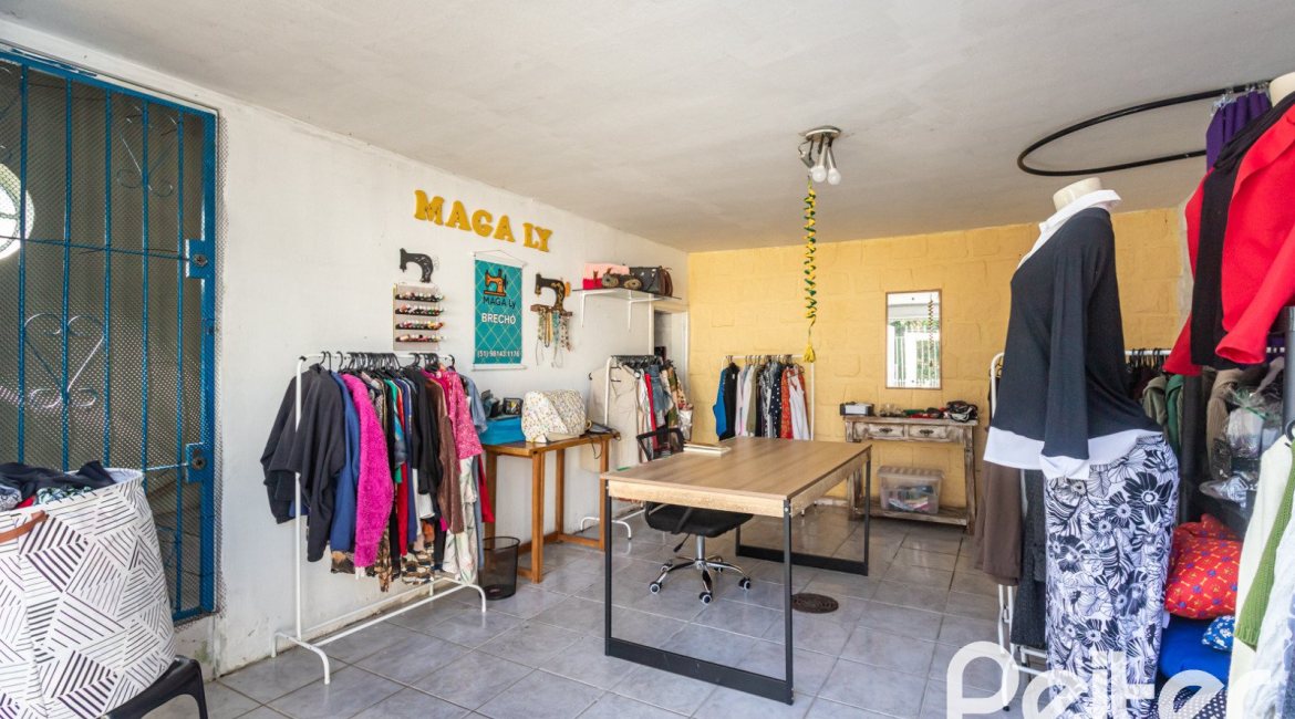 Casa à venda com 200m², 3 dormitórios, 1 suíte, 2 vagas, no bairro Tristeza em Porto Alegre