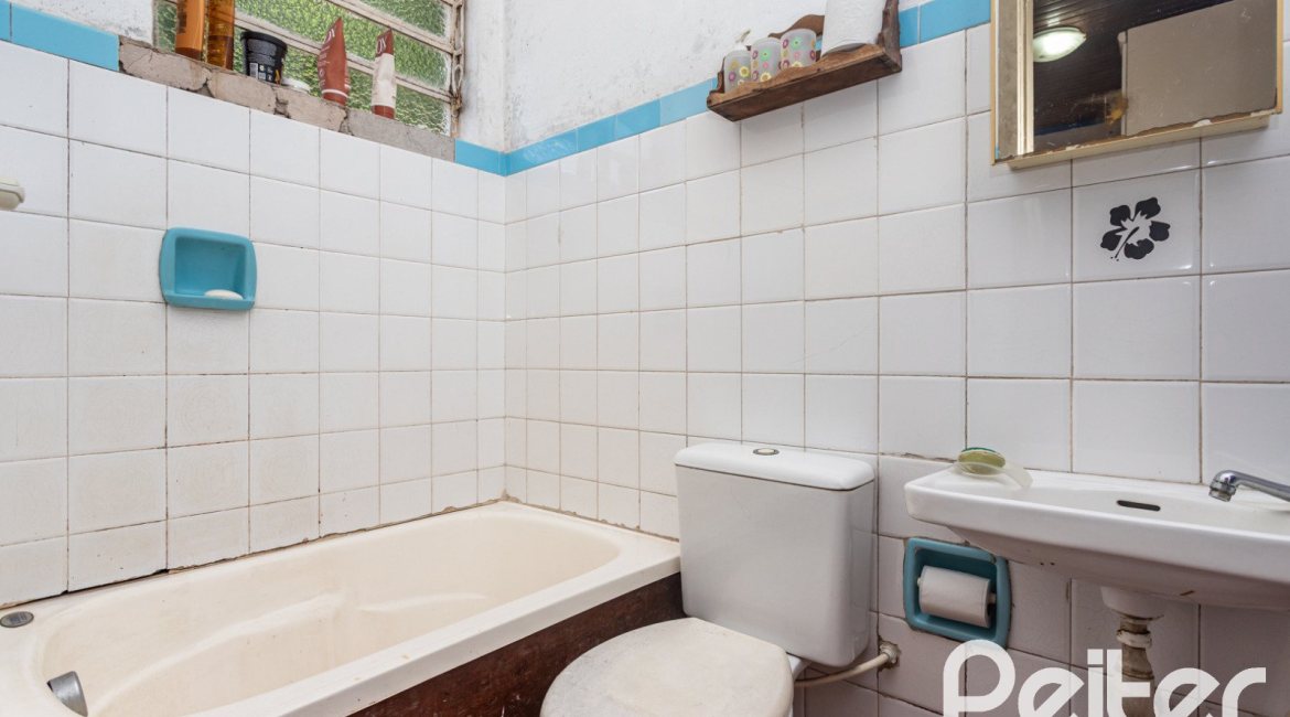 Casa à venda com 200m², 3 dormitórios, 1 suíte, 2 vagas, no bairro Tristeza em Porto Alegre