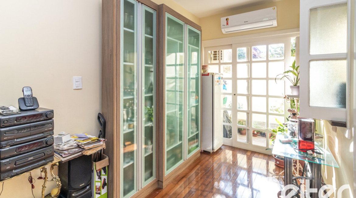 Casa em Condomínio à venda com 81m², 2 dormitórios, 1 vaga, no bairro Tristeza em Porto Alegre