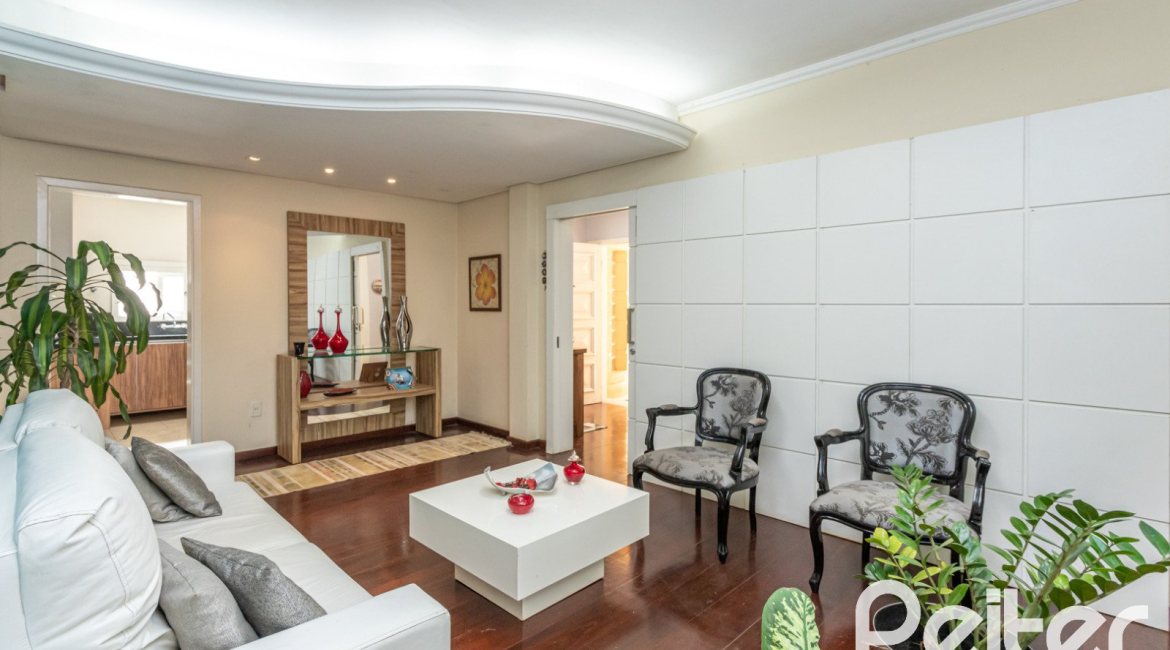 Casa à venda com 393m², 4 dormitórios, 2 suítes, 6 vagas, no bairro Vila Assunção em Porto Alegre