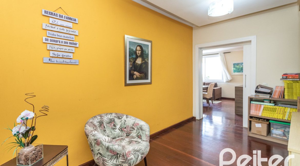 Casa à venda com 393m², 4 dormitórios, 2 suítes, 6 vagas, no bairro Vila Assunção em Porto Alegre