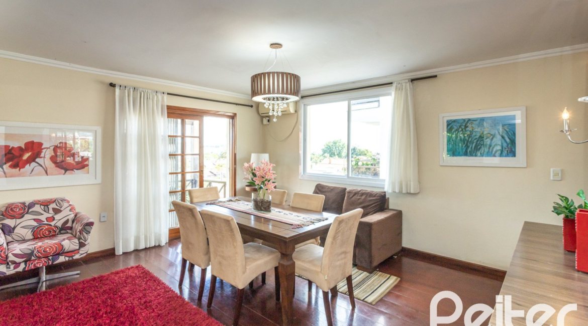 Casa à venda com 393m², 4 dormitórios, 2 suítes, 6 vagas, no bairro Vila Assunção em Porto Alegre