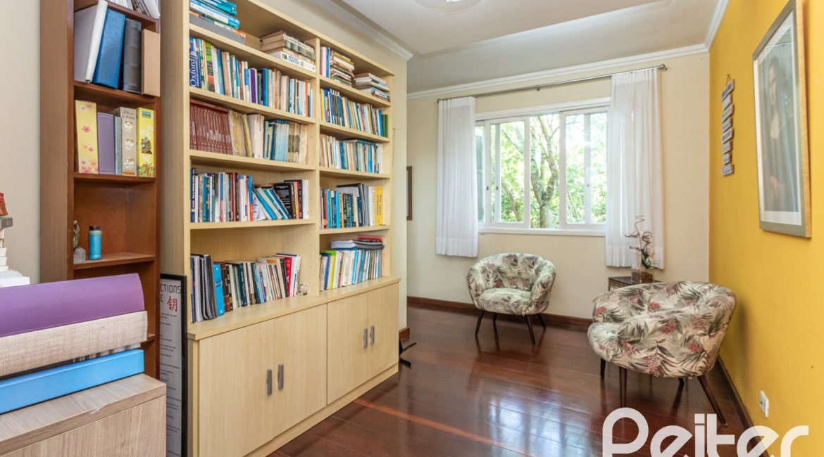 Casa à venda com 393m², 4 dormitórios, 2 suítes, 6 vagas, no bairro Vila Assunção em Porto Alegre